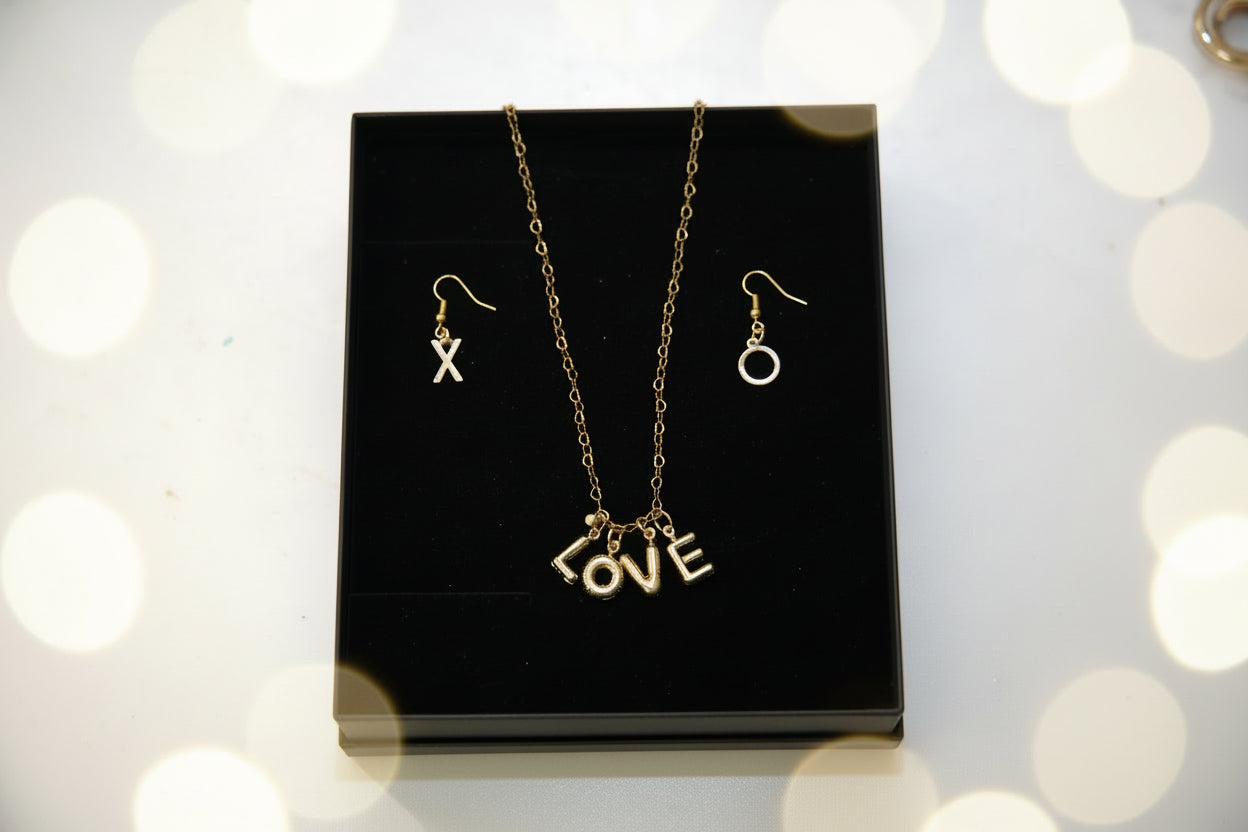 LOVE letter Nacklace Set - with card